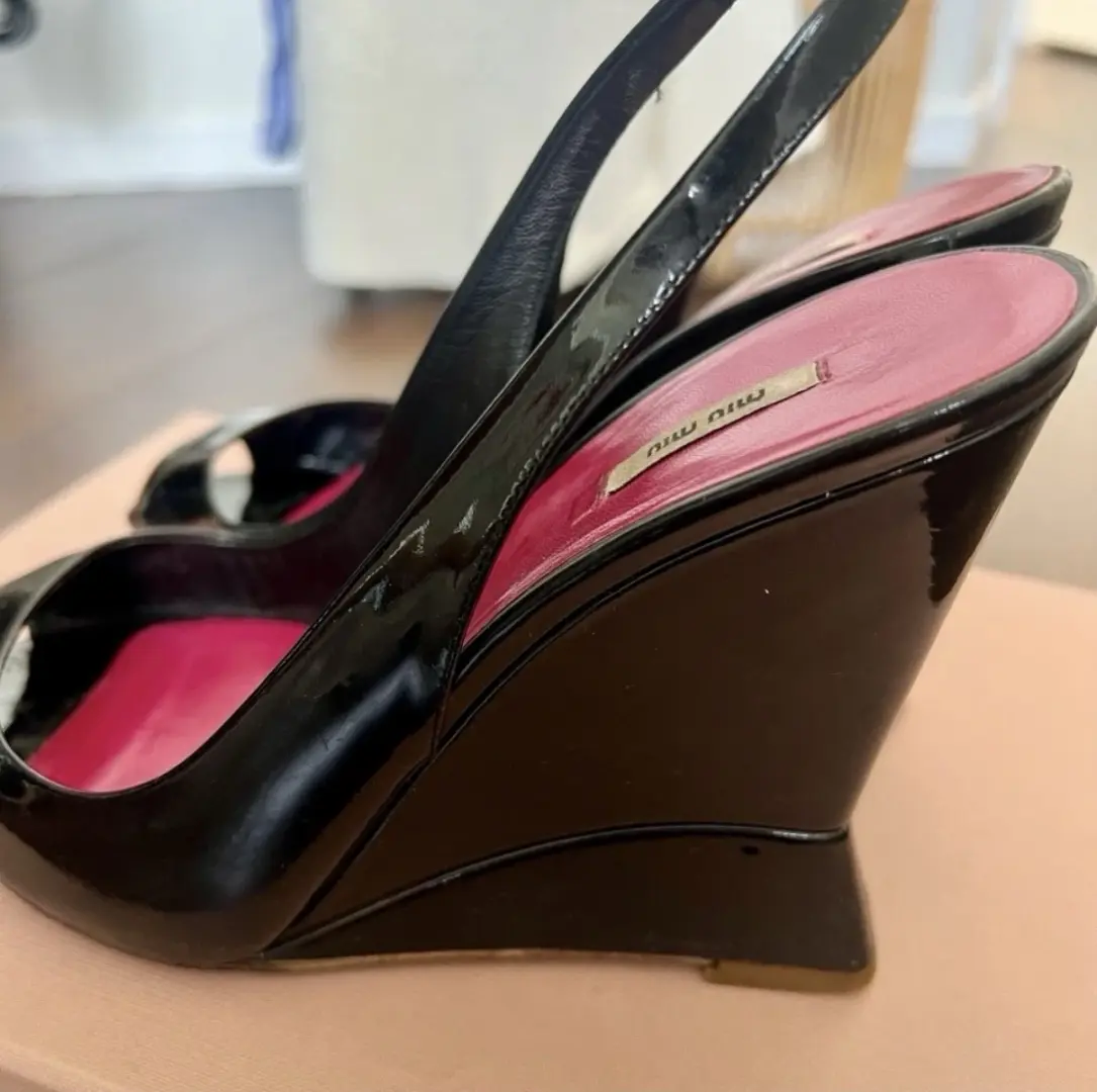 Miu Miu 女式黑色漆皮露趾露背楔形高跟鞋 - 37 码-