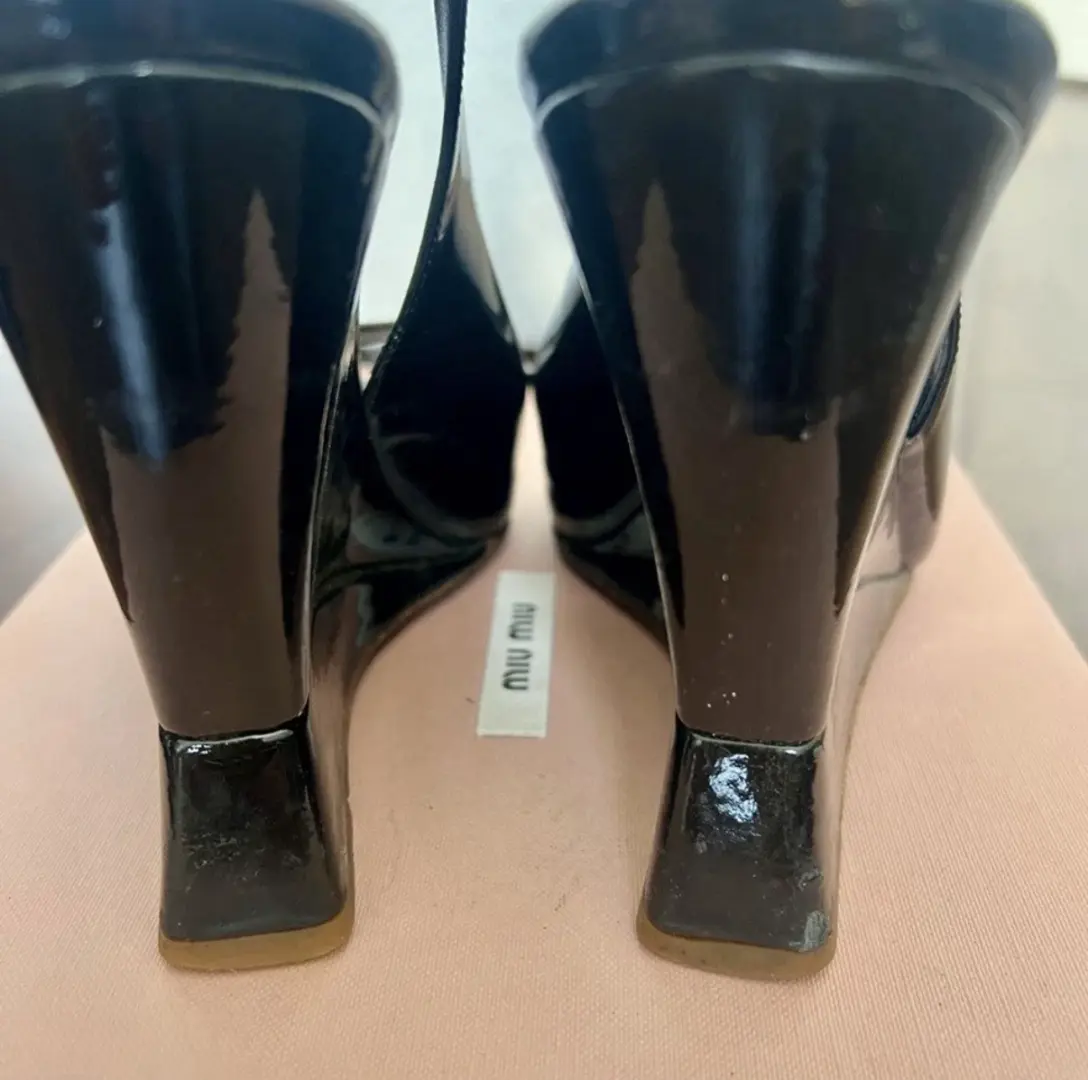 Miu Miu 女式黑色漆皮露趾露背楔形高跟鞋 - 37 码-