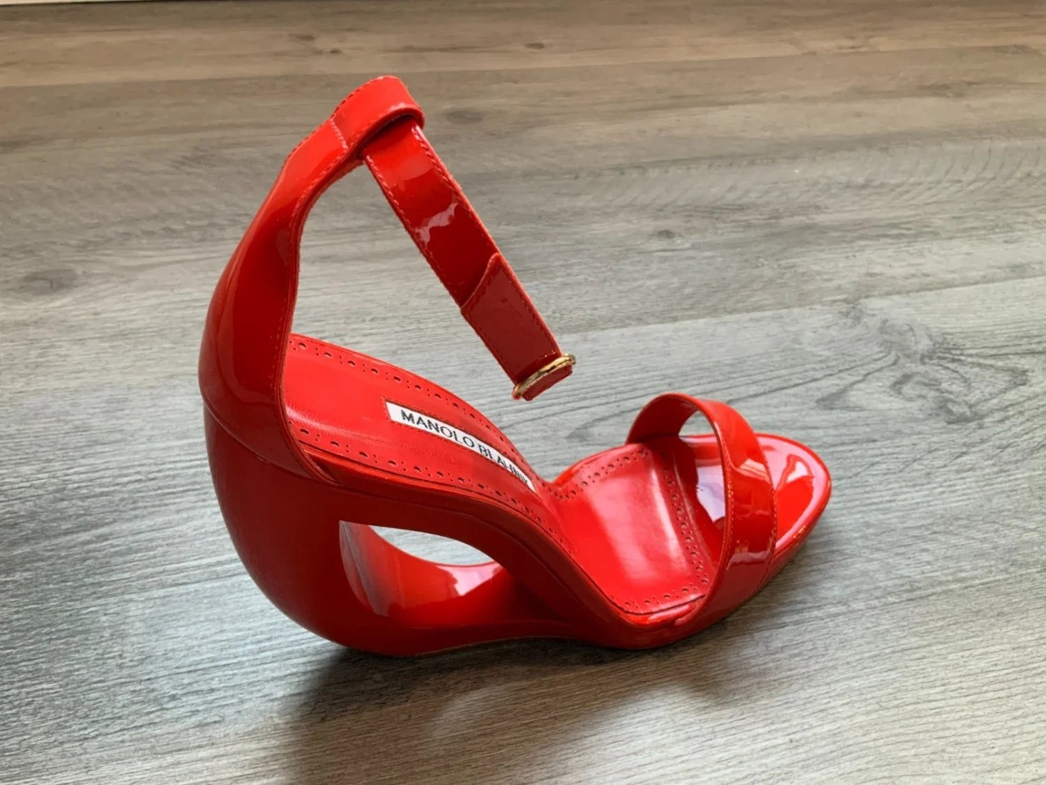 Manolo Blahnik 红色漆皮 Rocar 雕塑楔形凉鞋,尺寸 39 | 9-