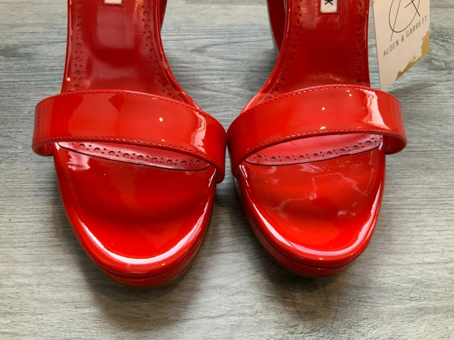 Manolo Blahnik 红色漆皮 Rocar 雕塑楔形凉鞋,尺寸 39 | 9-