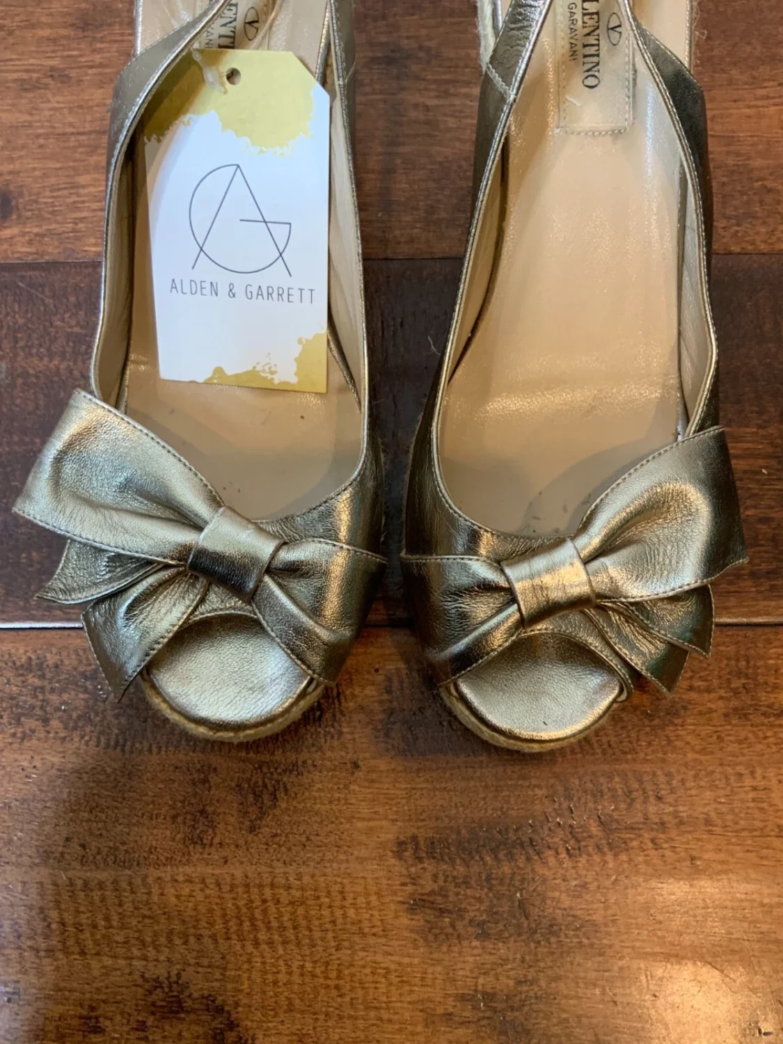 Valentino Garavani 银色皮革蝴蝶结鞋跟,尺寸 9 | 39-