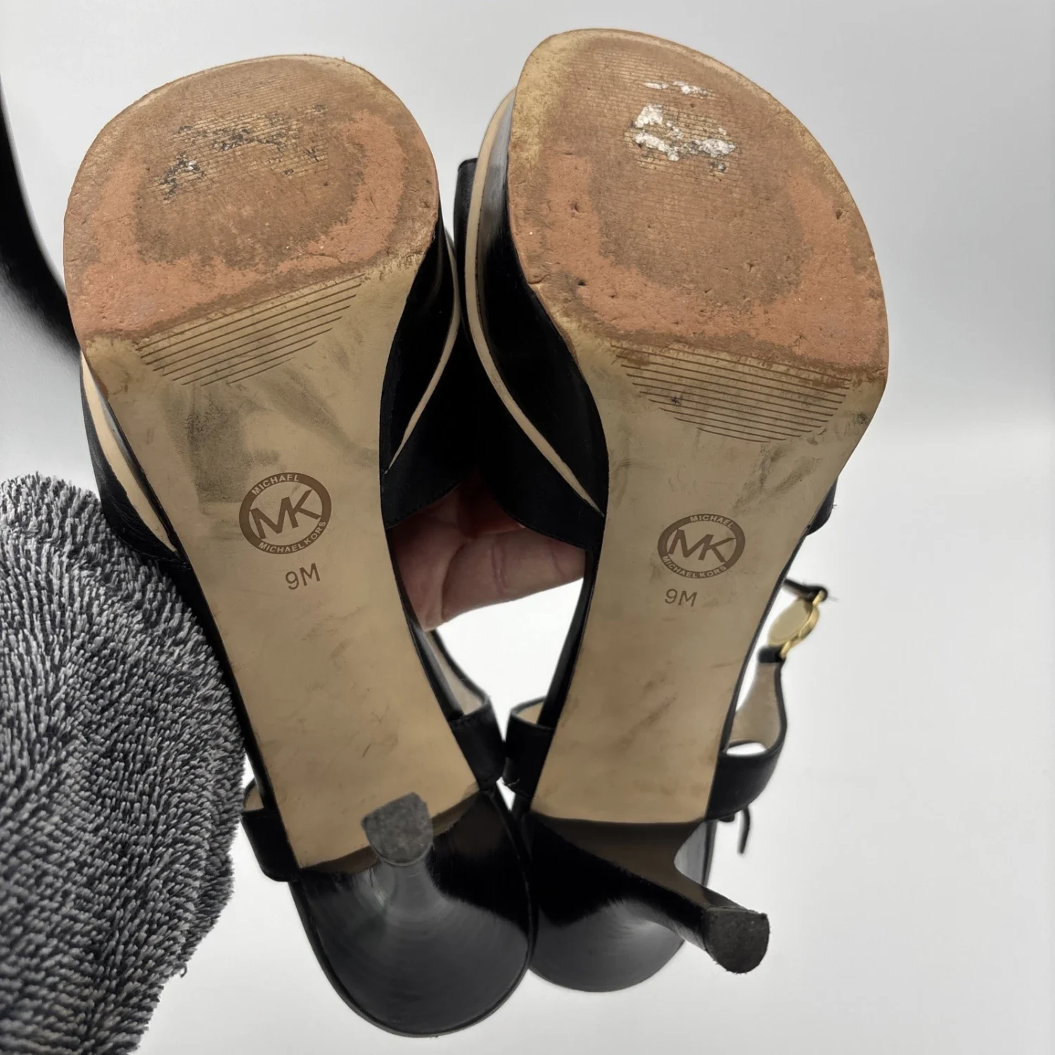 MICHAEL Kors 黑色皮革厚底细高跟鞋凉鞋金色吊坠 9 M-