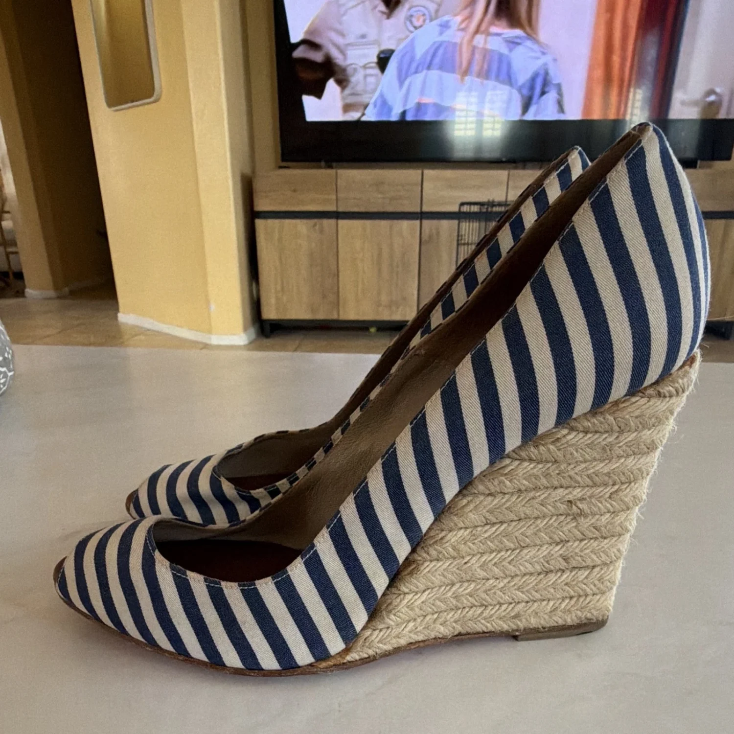 Christian Louboutin 女式蓝色白色帆布条纹露趾楔形 US 7.5-
