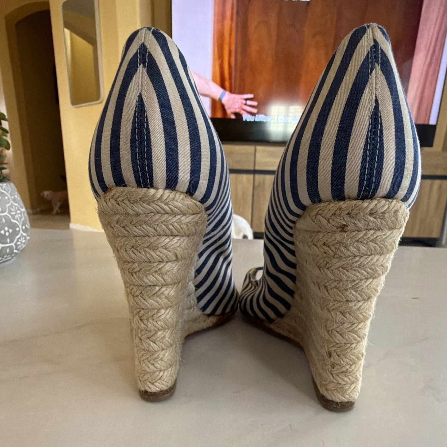 Christian Louboutin 女式蓝色白色帆布条纹露趾楔形 US 7.5-
