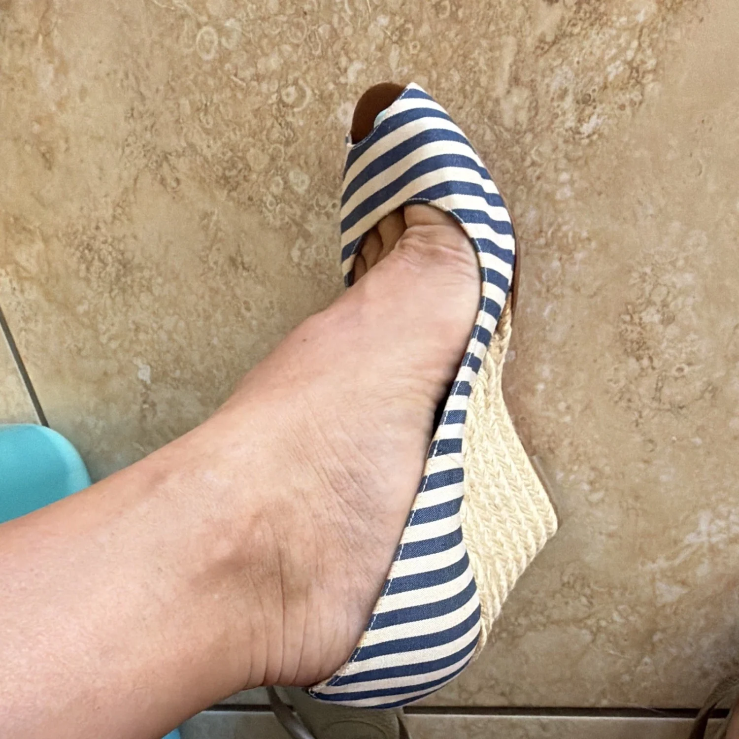 Christian Louboutin 女式蓝色白色帆布条纹露趾楔形 US 7.5-