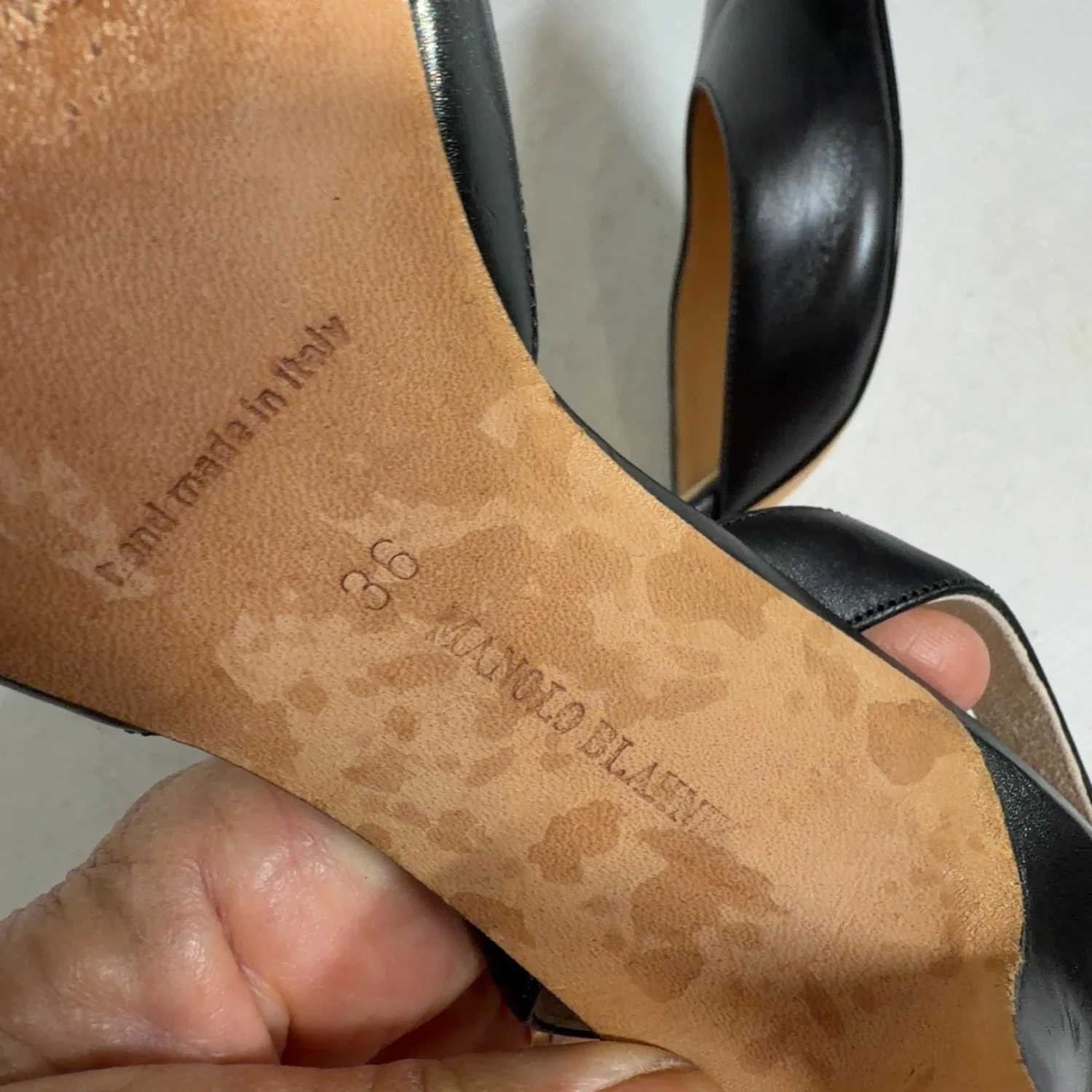 MANOLO BLAHNIK 黑色皮革露背尖头高跟鞋 意大利 尺寸 36-