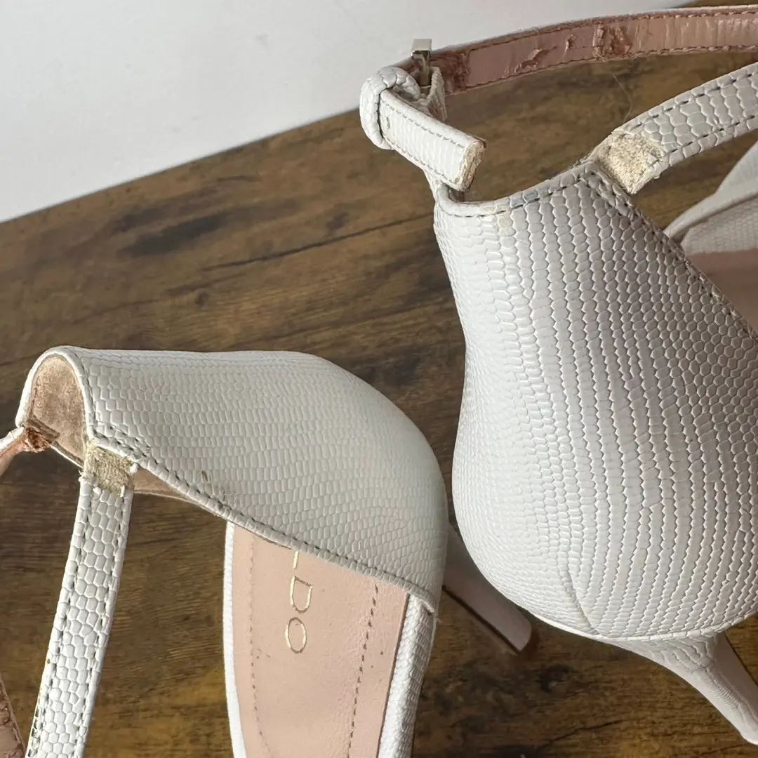 ALDO 白色蛇纹压花踝带细高跟鞋女式 8.5 码-