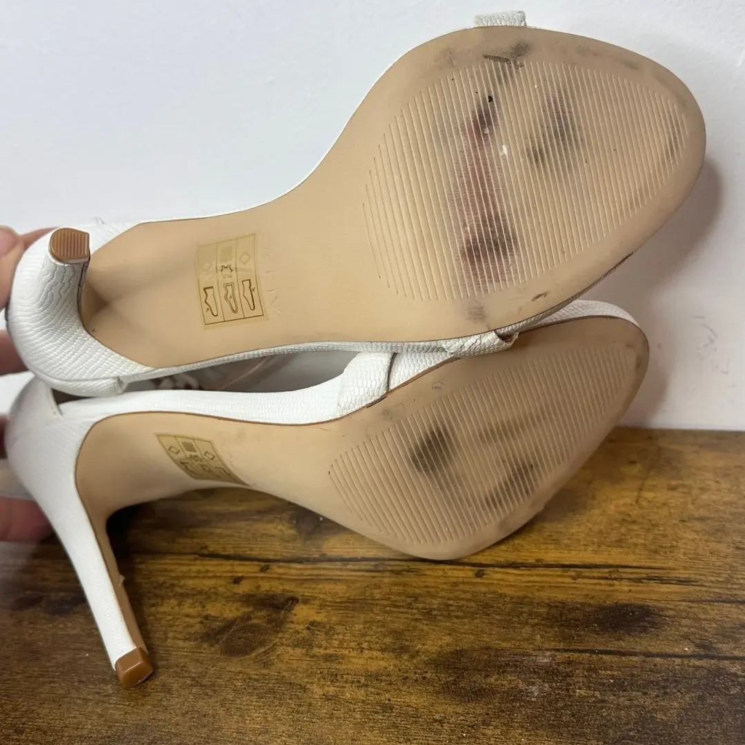 ALDO 白色蛇纹压花踝带细高跟鞋女式 8.5 码-