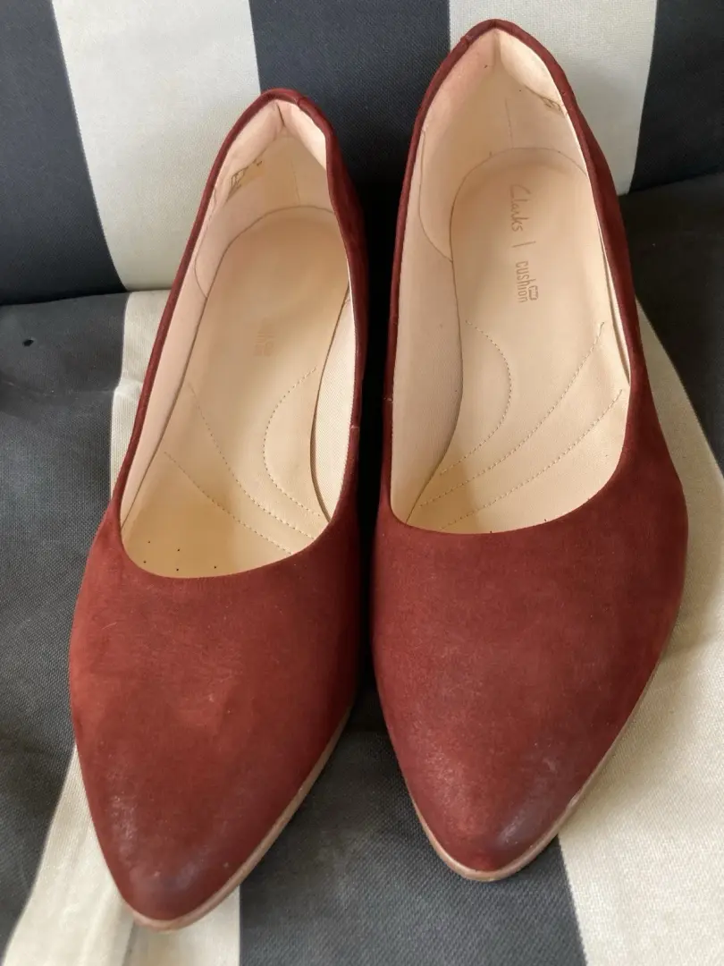 女式 Clarks 葡萄酒麂皮绒浅口鞋 9.5 码-