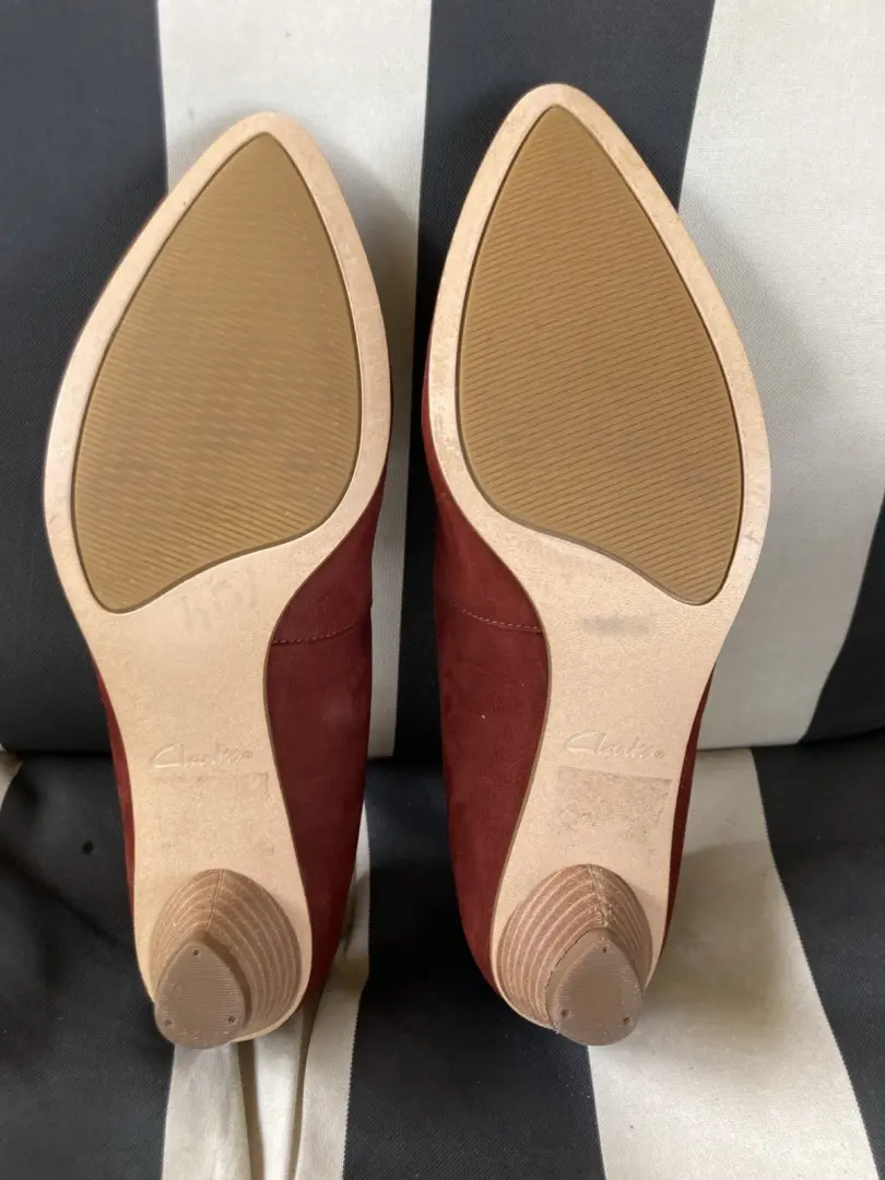 女式 Clarks 葡萄酒麂皮绒浅口鞋 9.5 码-