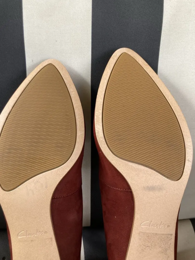女式 Clarks 葡萄酒麂皮绒浅口鞋 9.5 码-