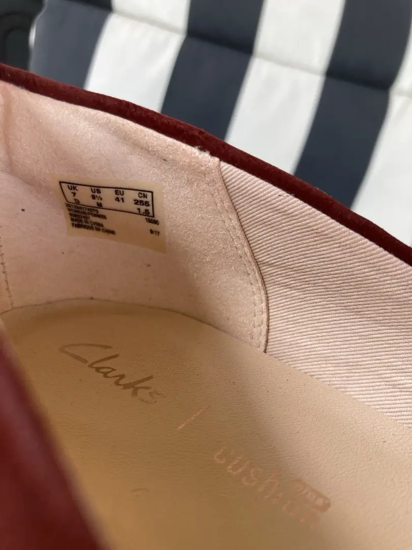 女式 Clarks 葡萄酒麂皮绒浅口鞋 9.5 码-