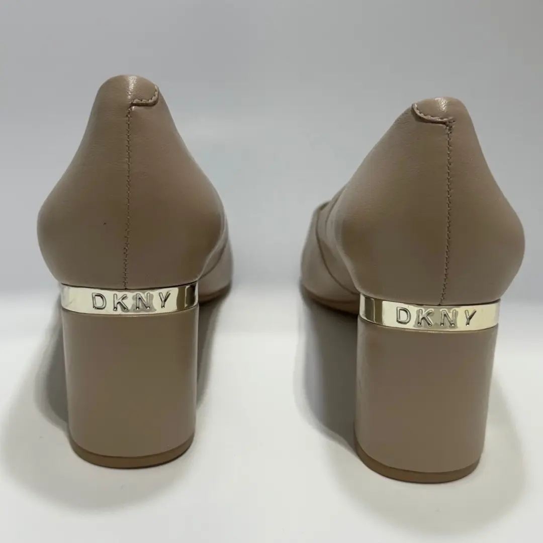 DKNY 女式灰褐色皮革尖头粗跟高跟鞋金色标志 8 码-