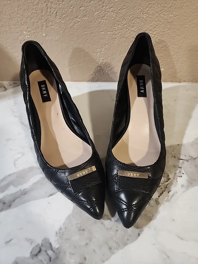 DKNY 女式 7 M 黑色绗缝皮革高跟鞋浅口鞋,金色鞋头标志-