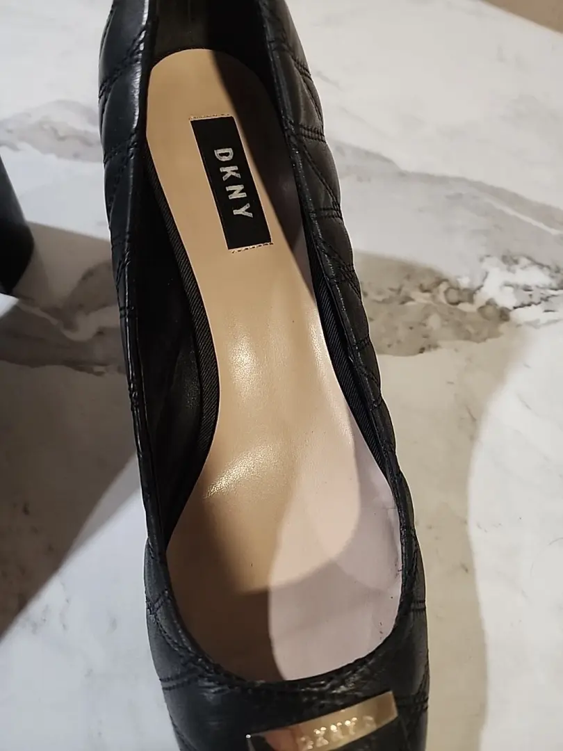 DKNY 女式 7 M 黑色绗缝皮革高跟鞋浅口鞋,金色鞋头标志-