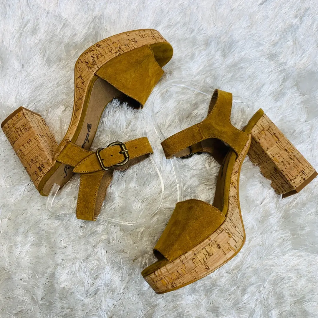 Free People Brook 麂皮绒厚底高跟鞋软木鞋底芥末金骆驼尺寸 40-