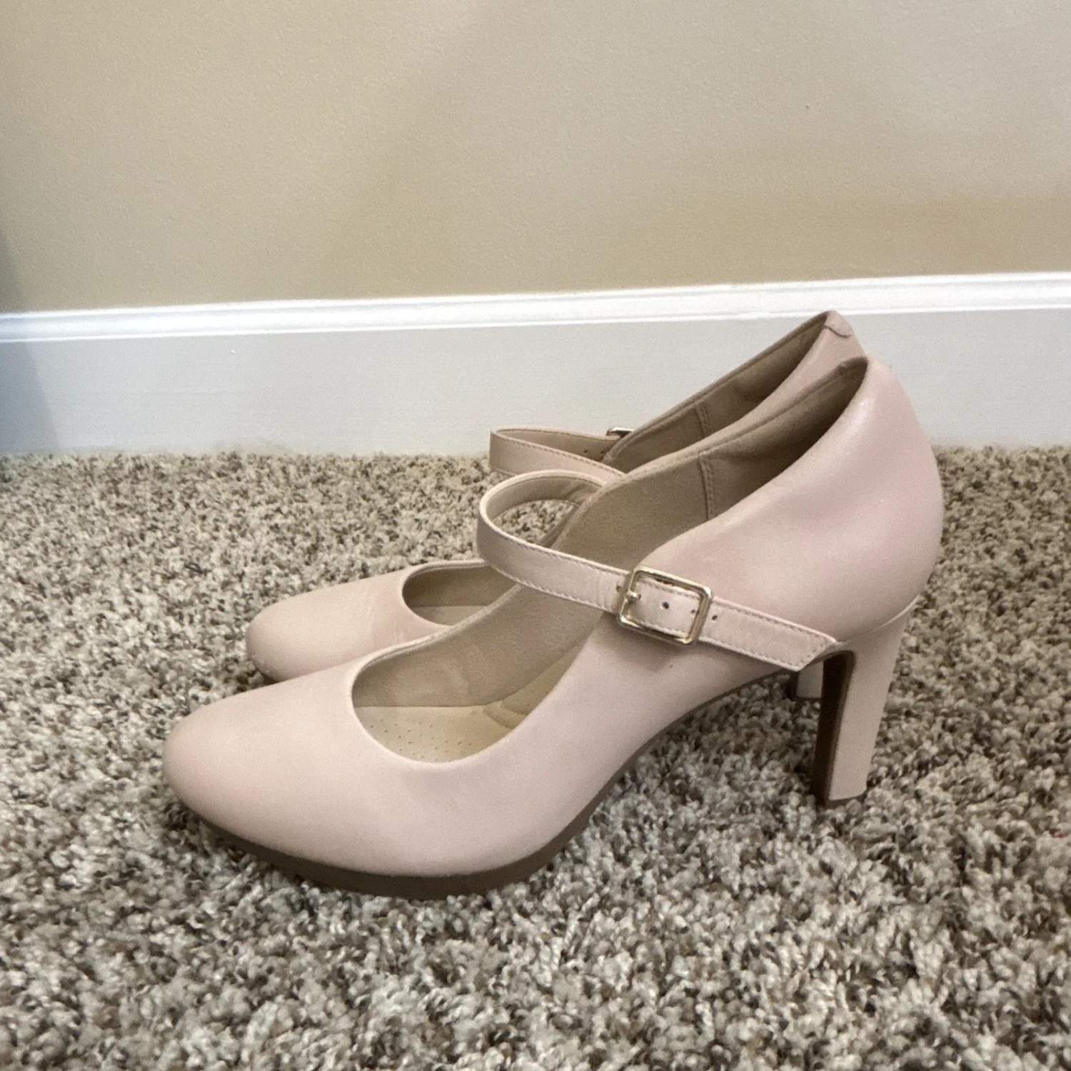 Clarks 女式粉色漆皮 Mary Jane 坡跟高跟鞋扣带 8-