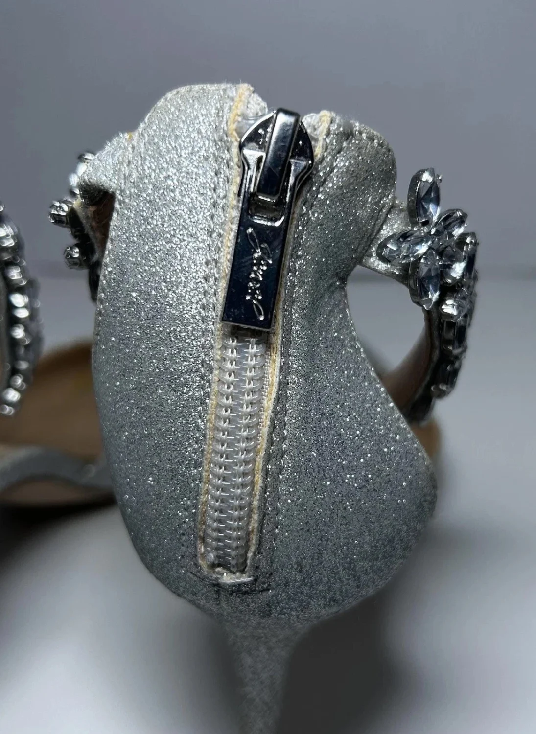 Jewel Badgley Mischka 鞋女式 5 码银色闪光水钻踝带-