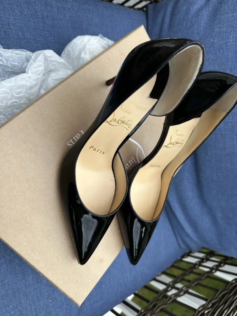 Louboutin Iriza 泵 • 100 毫米 • 36 码 • 黑色专利-