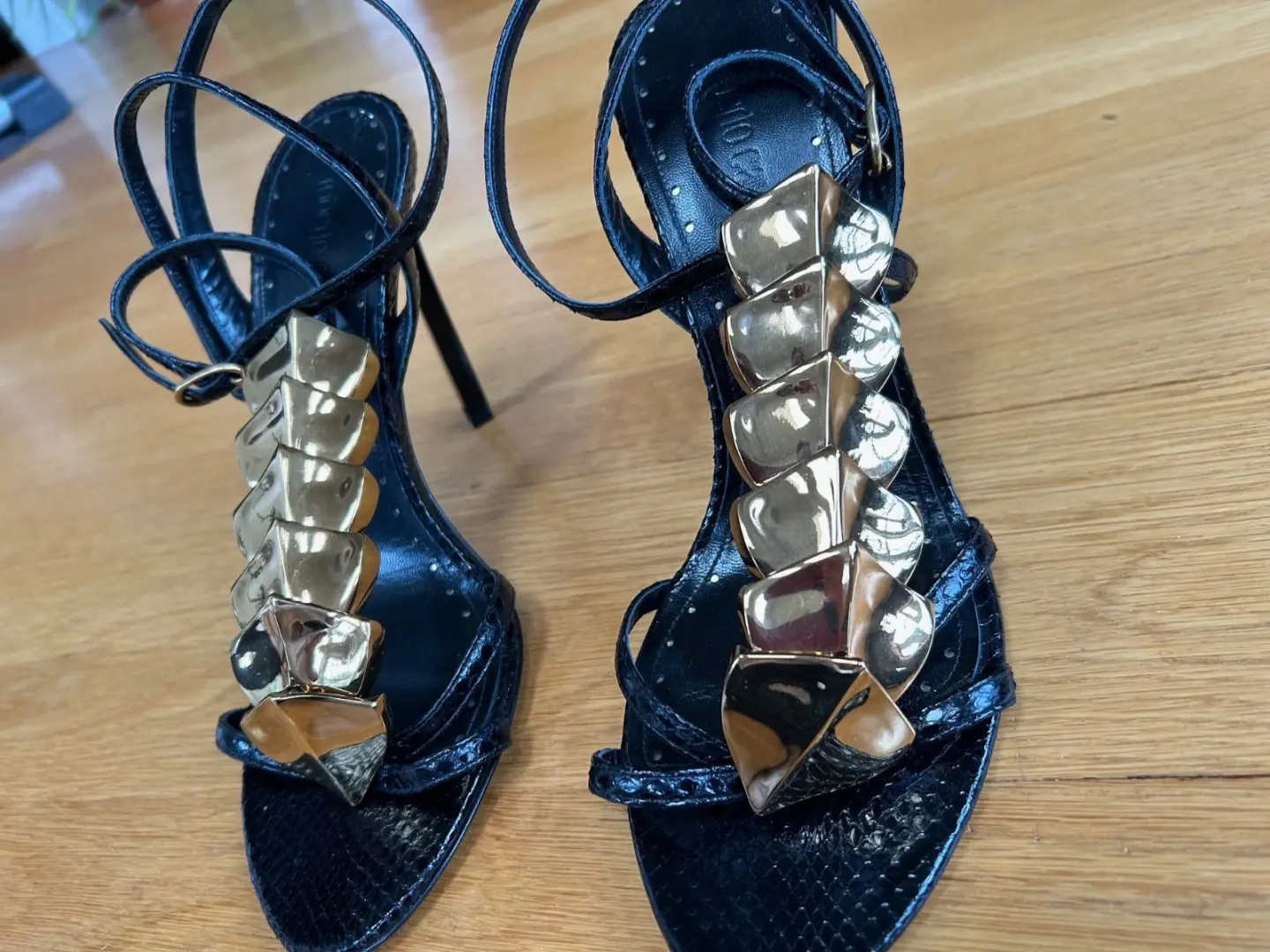ROBERTO CAVALLI 黑色蛇皮浮雕金色脊柱凉鞋 IT 40 完好-