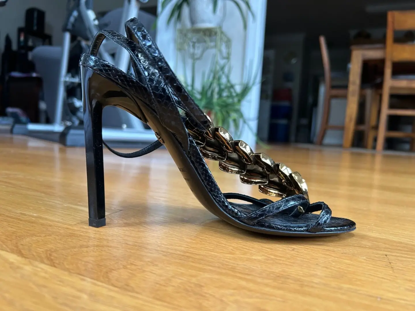 ROBERTO CAVALLI 黑色蛇皮浮雕金色脊柱凉鞋 IT 40 完好-
