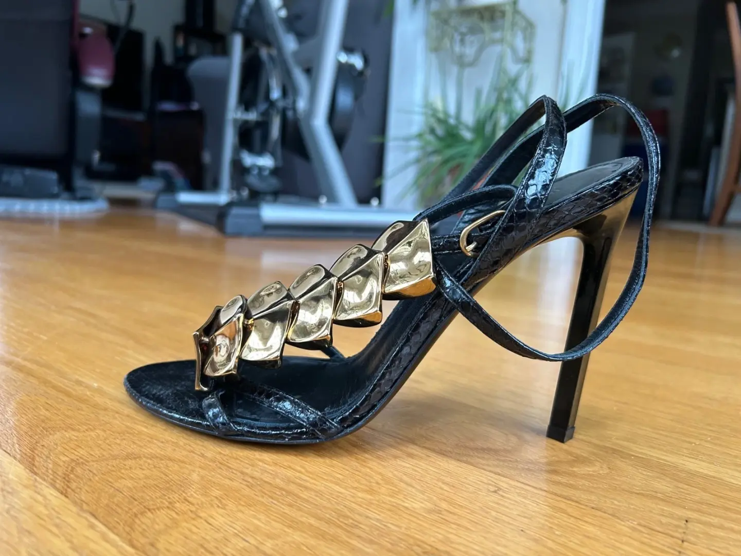 ROBERTO CAVALLI 黑色蛇皮浮雕金色脊柱凉鞋 IT 40 完好-