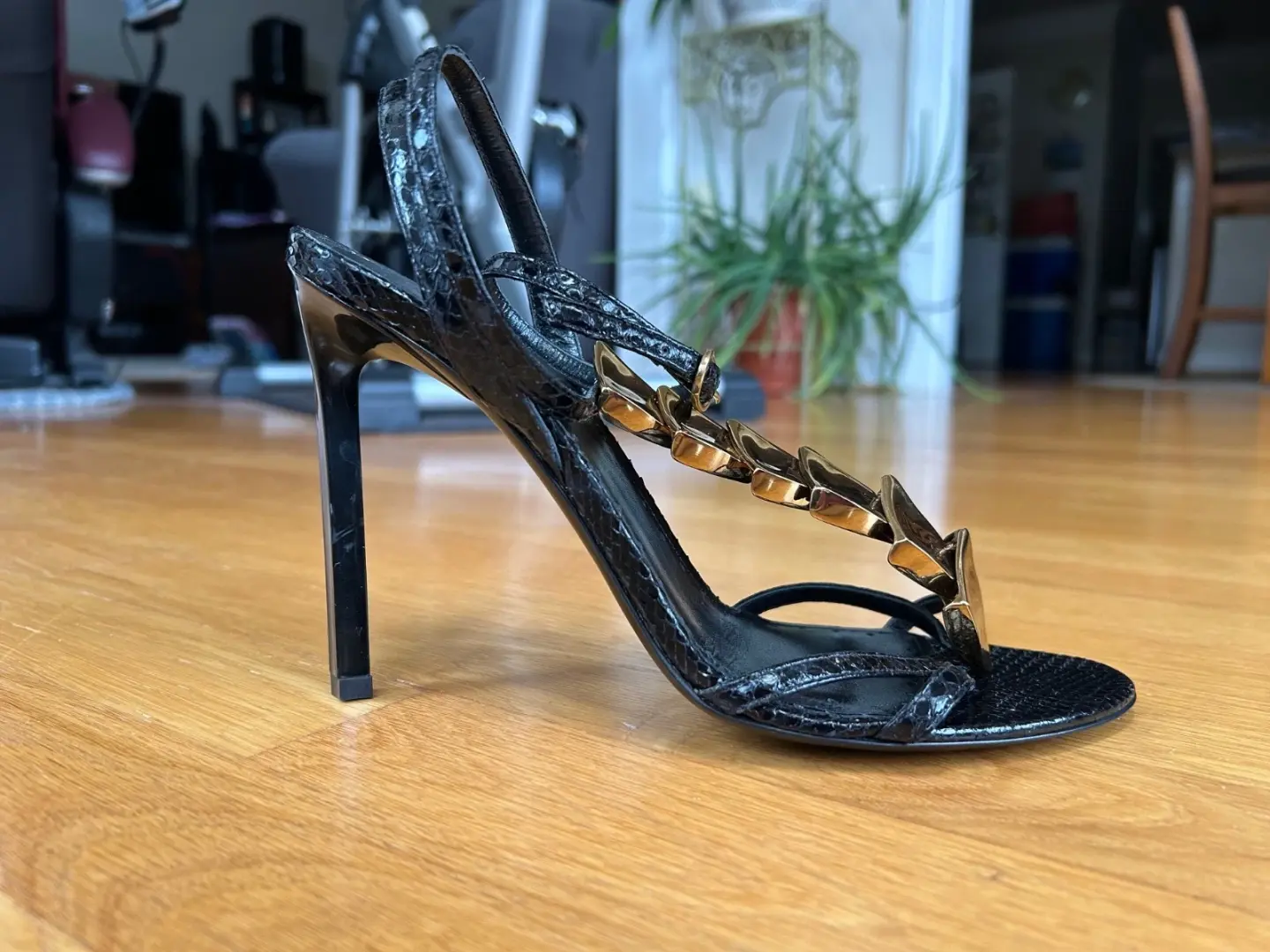 ROBERTO CAVALLI 黑色蛇皮浮雕金色脊柱凉鞋 IT 40 完好-