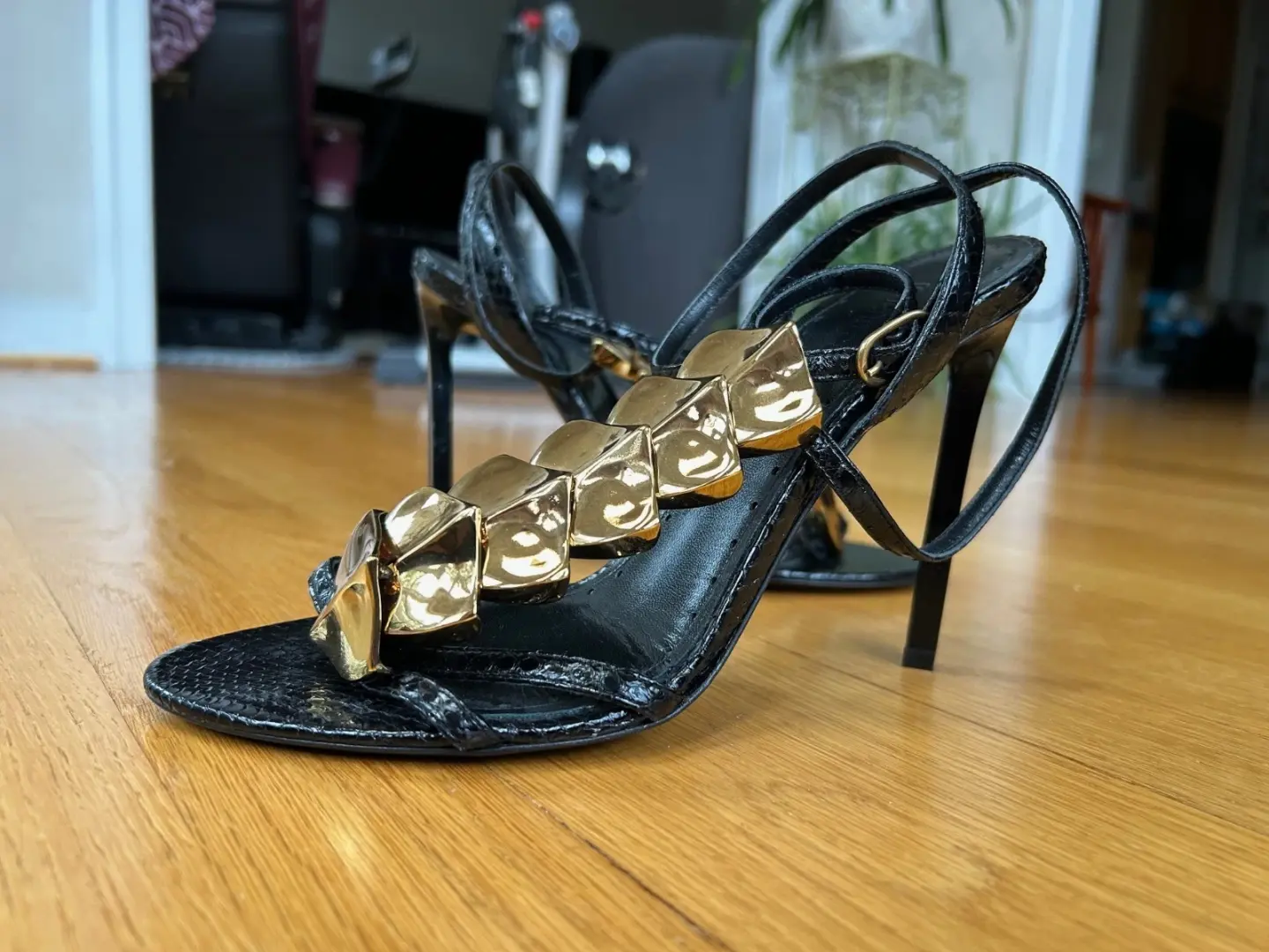 ROBERTO CAVALLI 黑色蛇皮浮雕金色脊柱凉鞋 IT 40 完好-