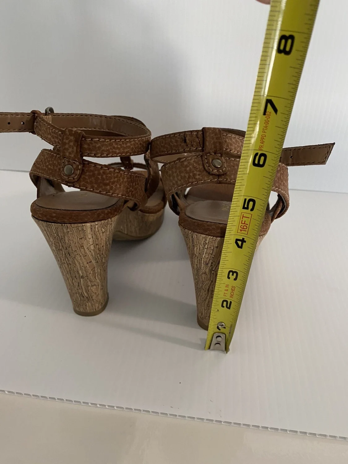 Madison Miranda 女式 8.5 棕色吊带高跟鞋-