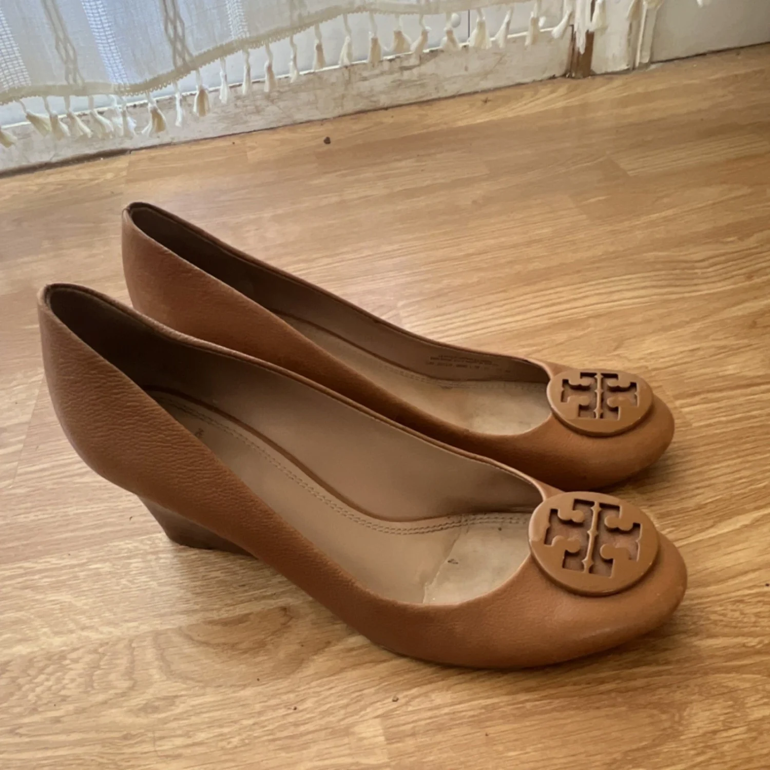 Tory Burch 女式棕色皮革楔形高跟鞋圆头标志 US 10-