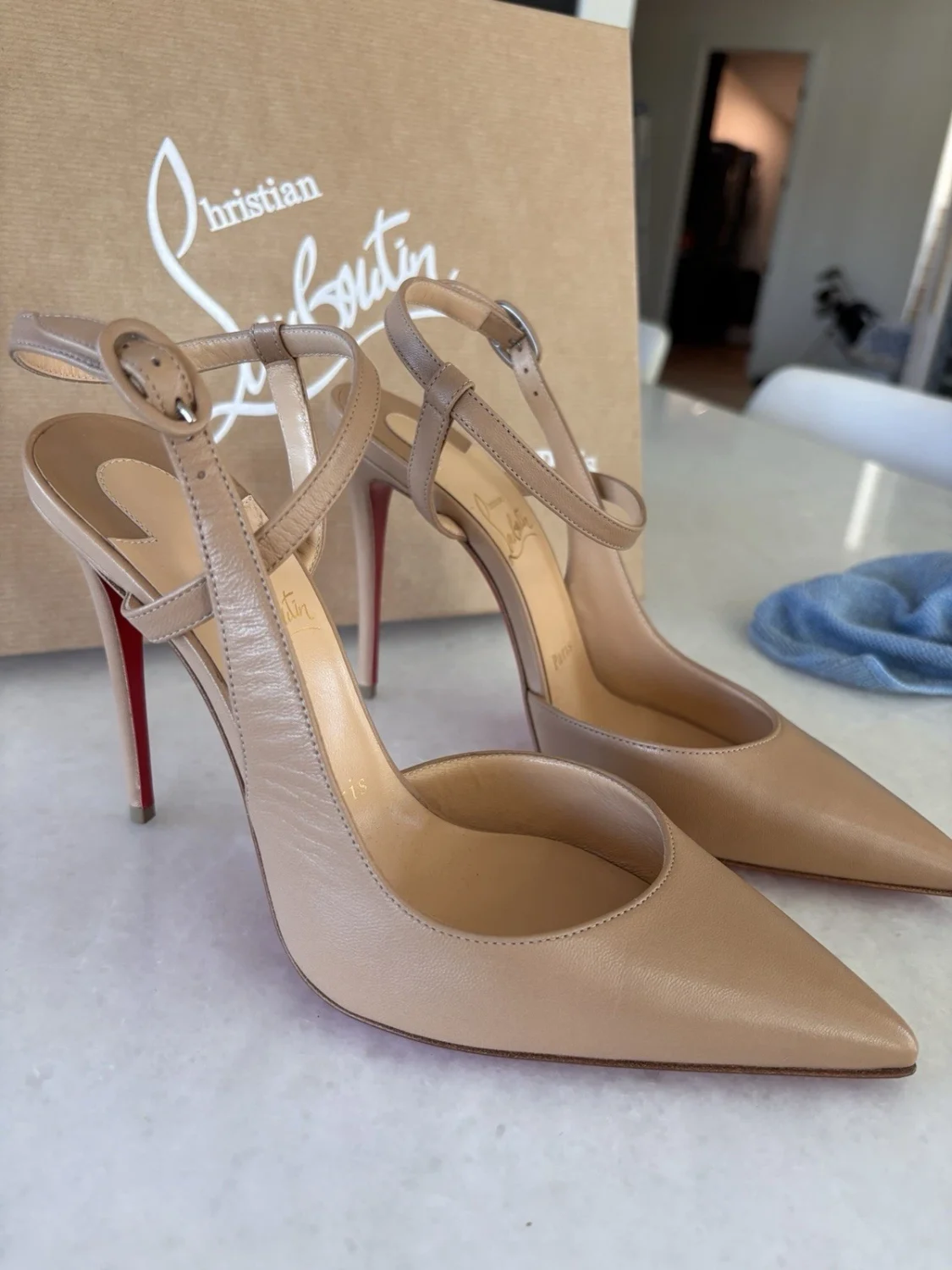 Christian Louboutin 米色皮革绑带尖头皮革高跟鞋扣 7.5-