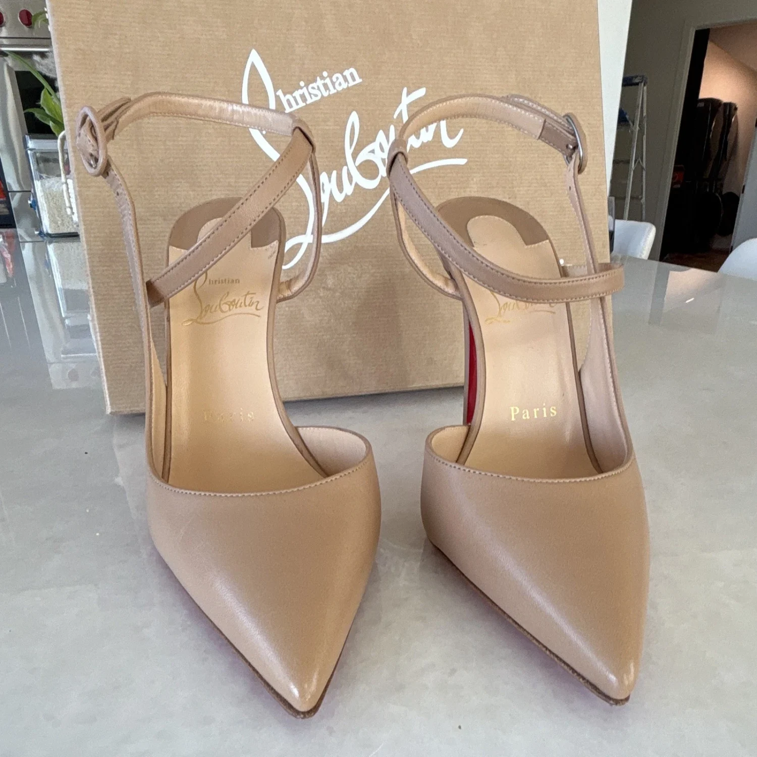 Christian Louboutin 米色皮革绑带尖头皮革高跟鞋扣 7.5-