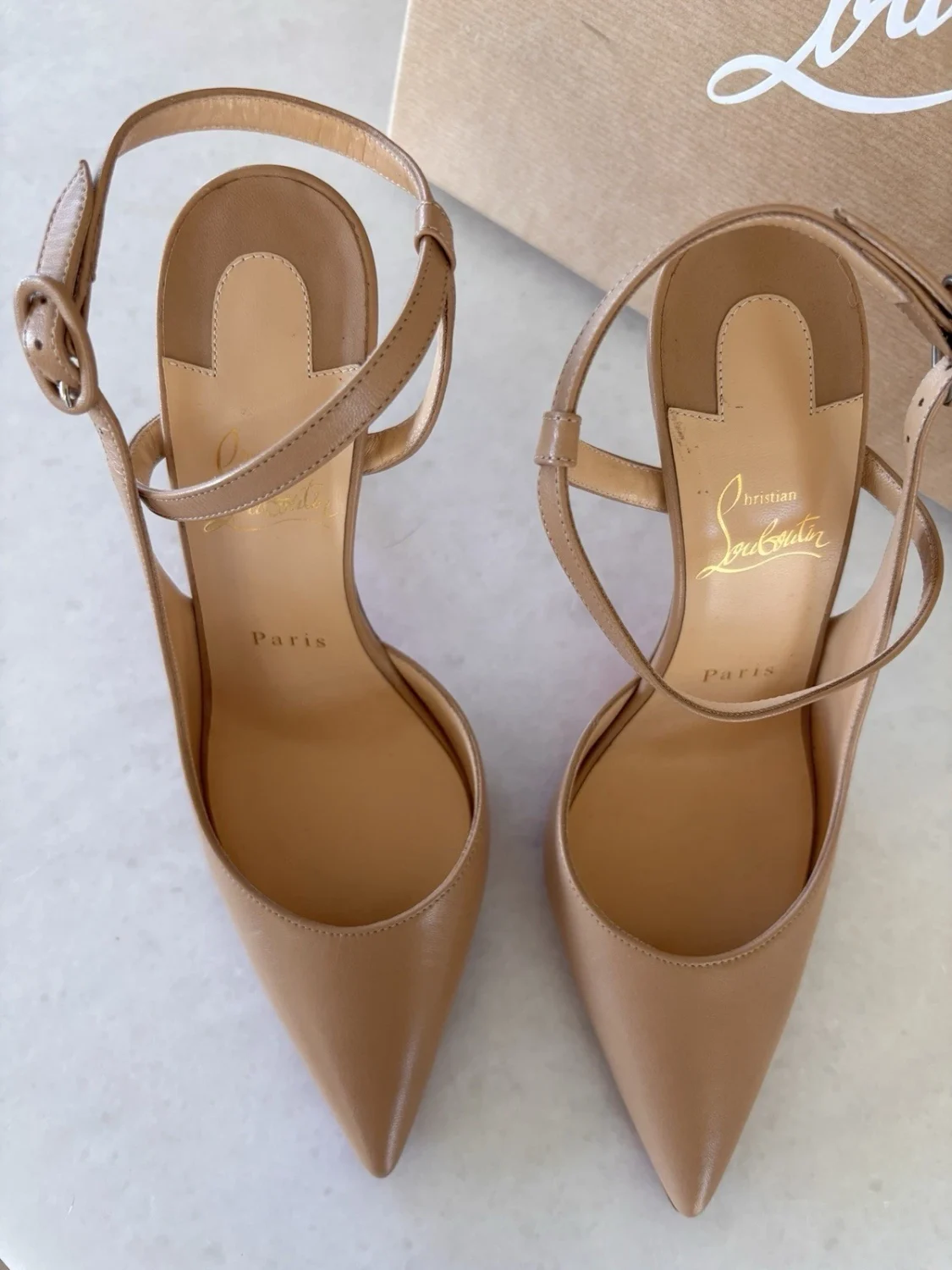 Christian Louboutin 米色皮革绑带尖头皮革高跟鞋扣 7.5-