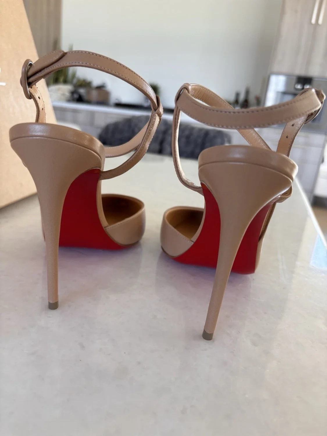 Christian Louboutin 米色皮革绑带尖头皮革高跟鞋扣 7.5-