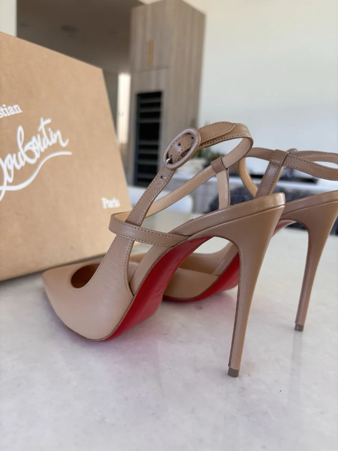 Christian Louboutin 米色皮革绑带尖头皮革高跟鞋扣 7.5-