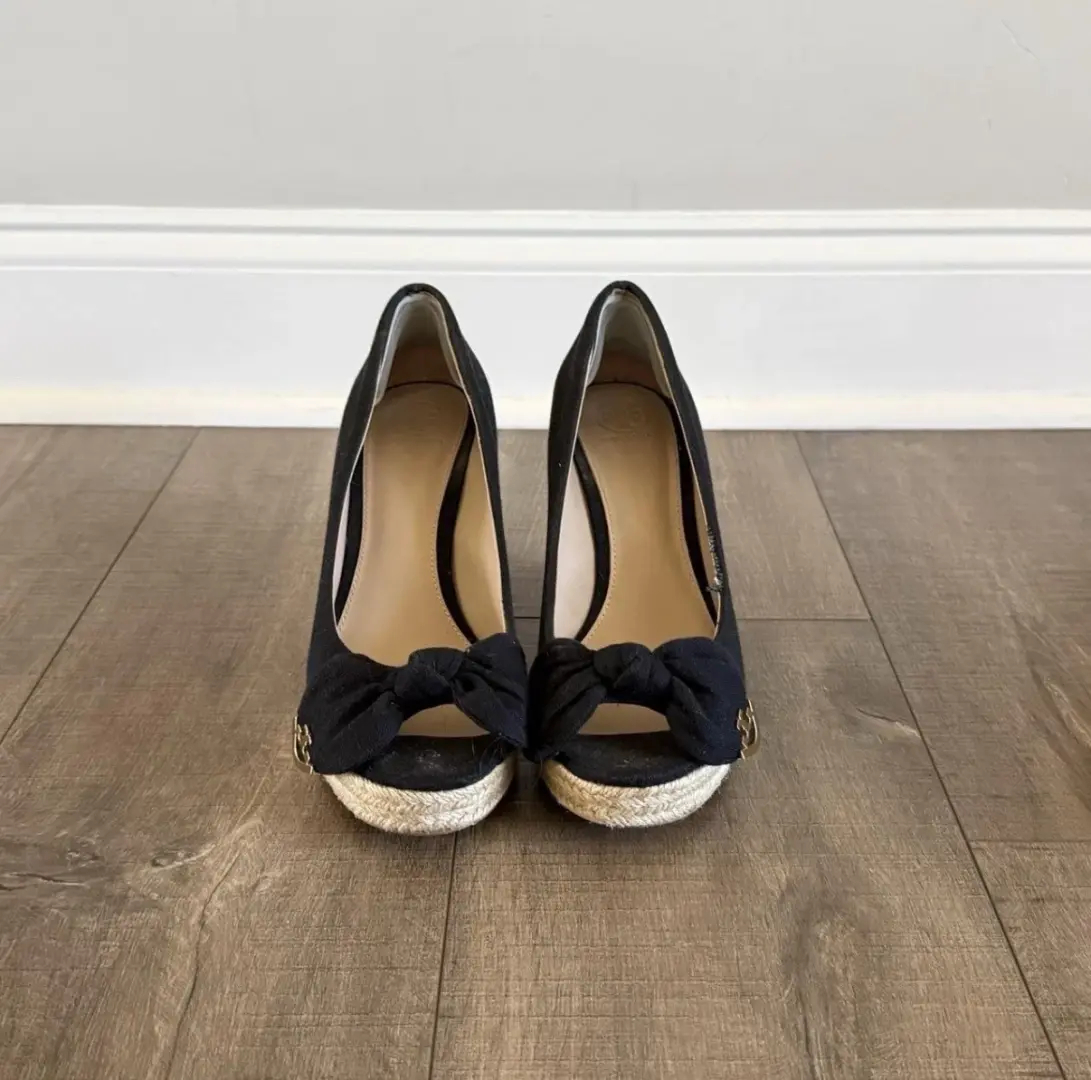 Tory Burch 女式 Dory 坡跟高跟鞋露趾蝴蝶结标志 9 码-