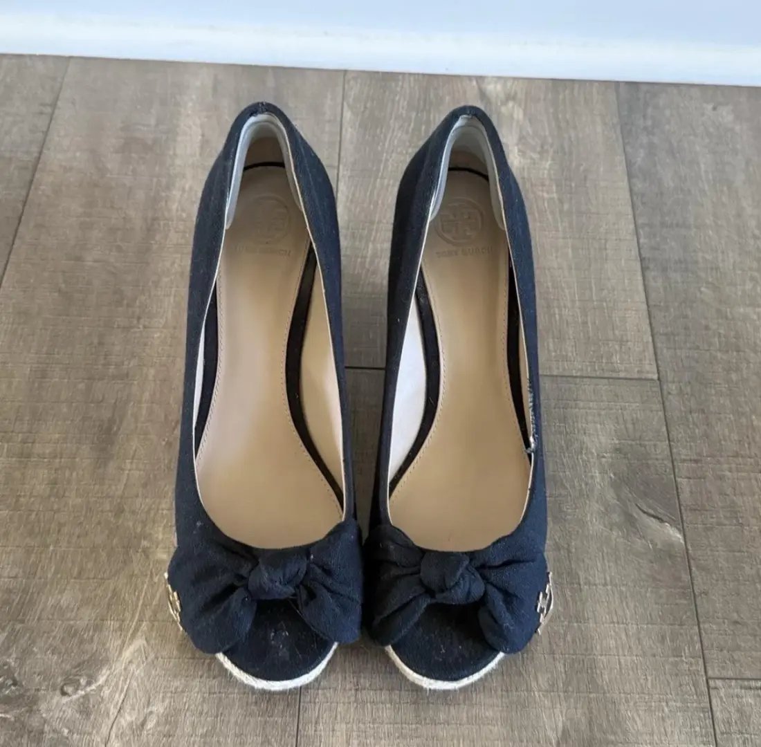 Tory Burch 女式 Dory 坡跟高跟鞋露趾蝴蝶结标志 9 码-