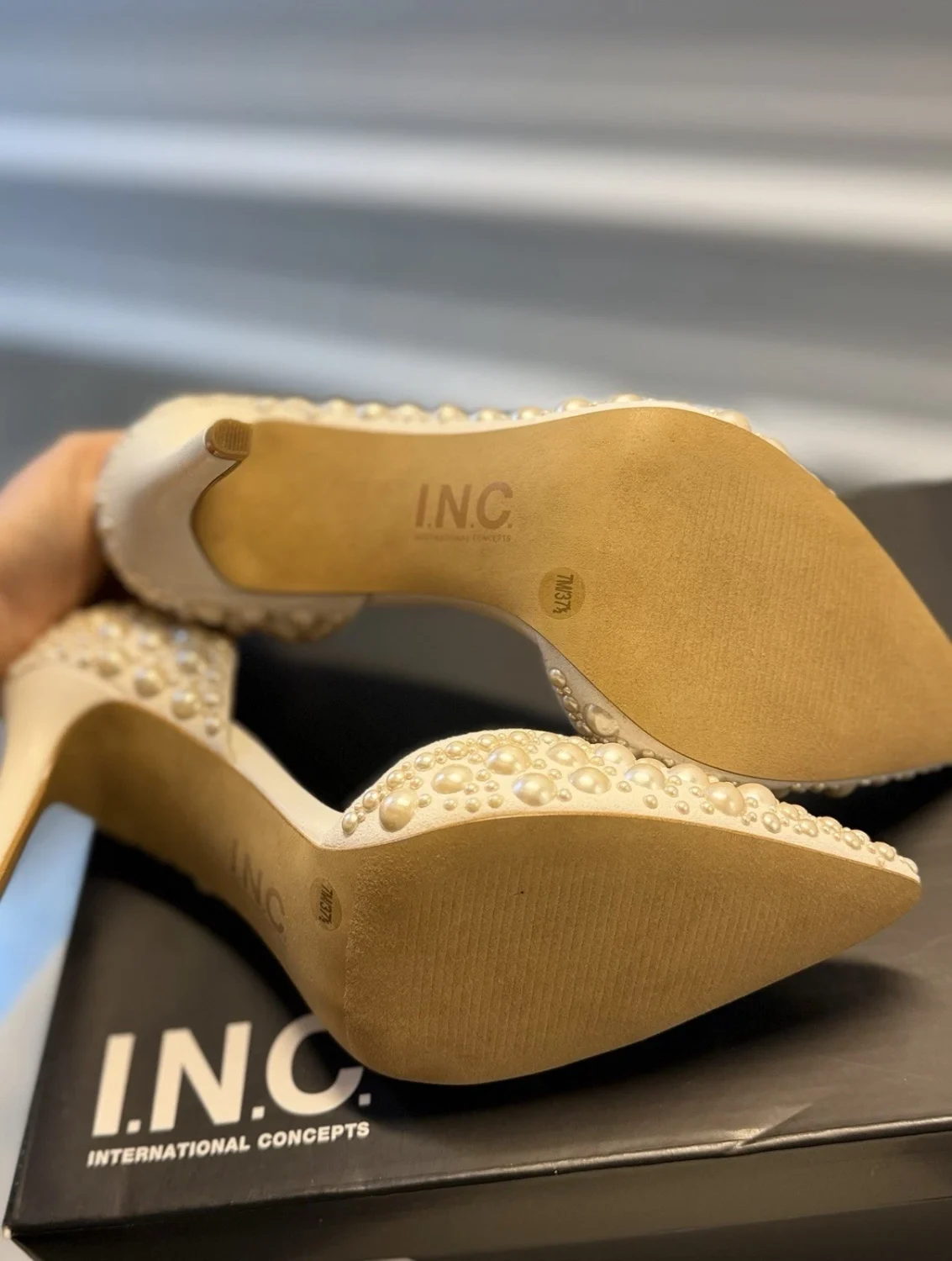 Inc International Concepts 优雅奶油色珍珠装饰高跟鞋 7M 码-