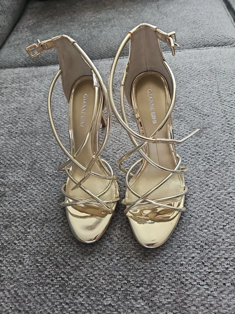 Gianni Bini 绑带金色高跟鞋 7M 码-