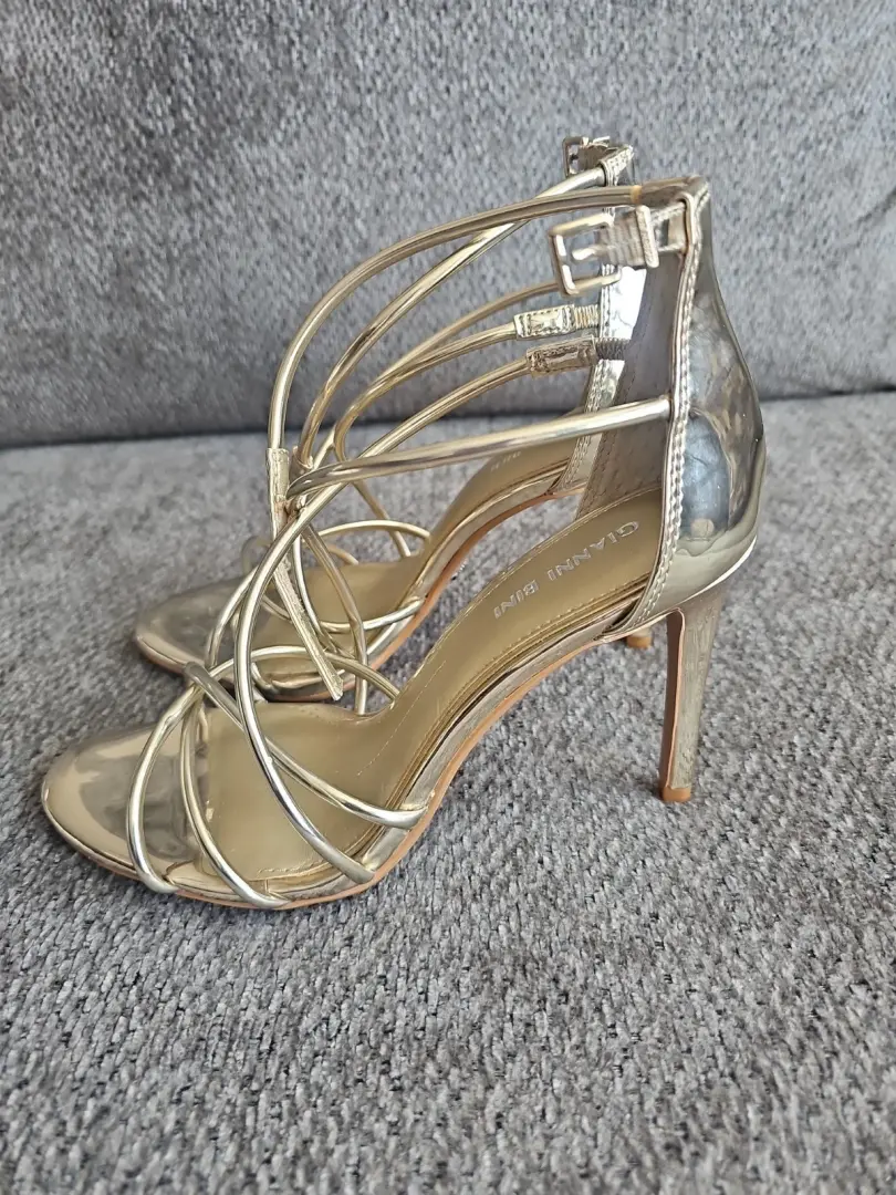 Gianni Bini 绑带金色高跟鞋 7M 码-