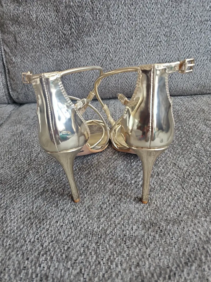 Gianni Bini 绑带金色高跟鞋 7M 码-