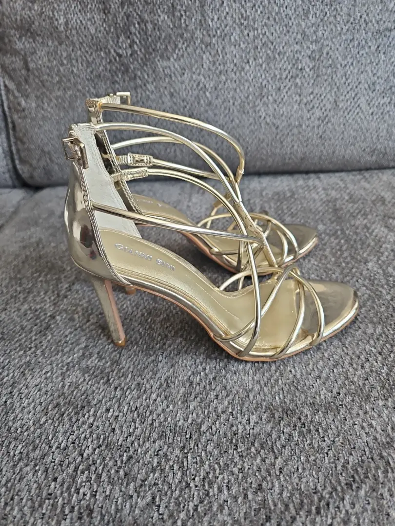 Gianni Bini 绑带金色高跟鞋 7M 码-