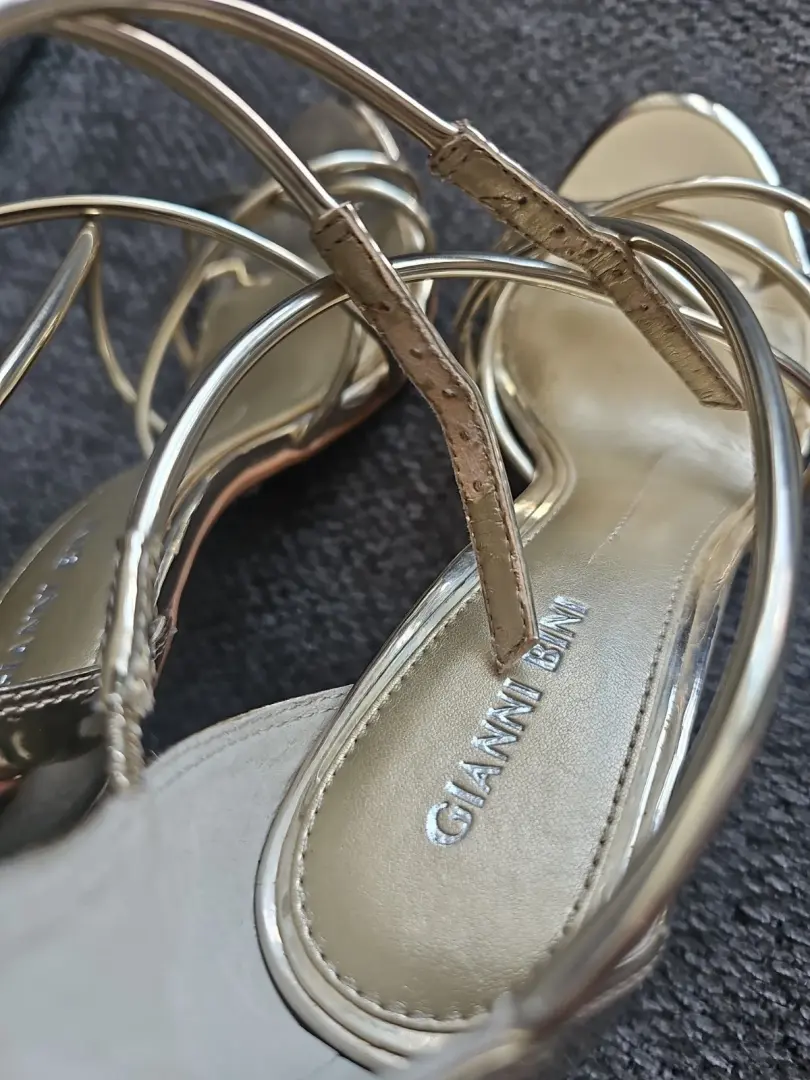 Gianni Bini 绑带金色高跟鞋 7M 码-