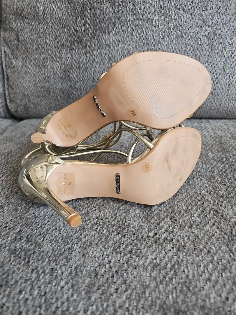 Gianni Bini 绑带金色高跟鞋 7M 码-