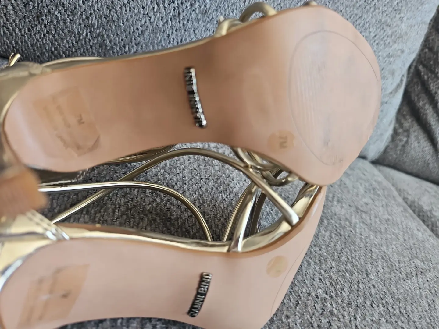 Gianni Bini 绑带金色高跟鞋 7M 码-