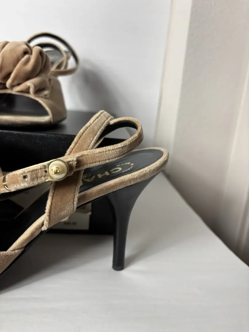 香奈儿米色丝绒复古露背凉鞋秋季 02 Karl Lagerfeld 尺寸 42 美国 12-