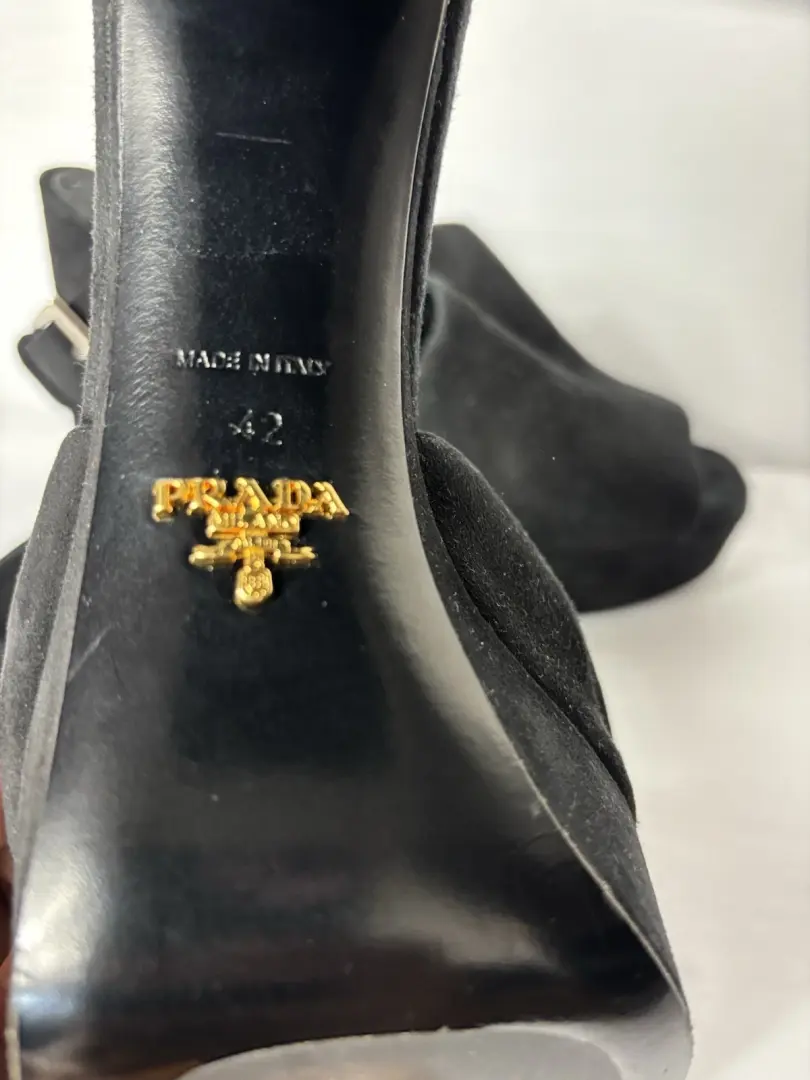 Prada 黑色麂皮绒厚底粗跟凉鞋露趾踝带复古外观 42-