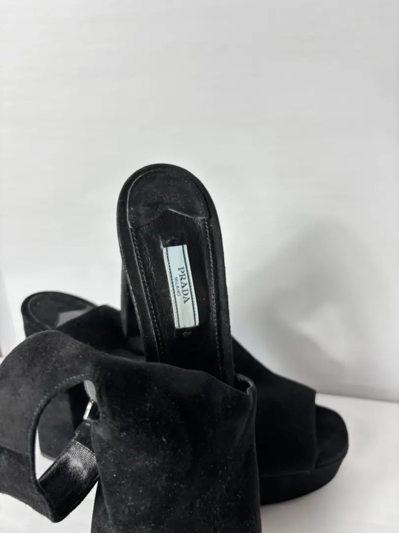 Prada 黑色麂皮绒厚底粗跟凉鞋露趾踝带复古外观 42-