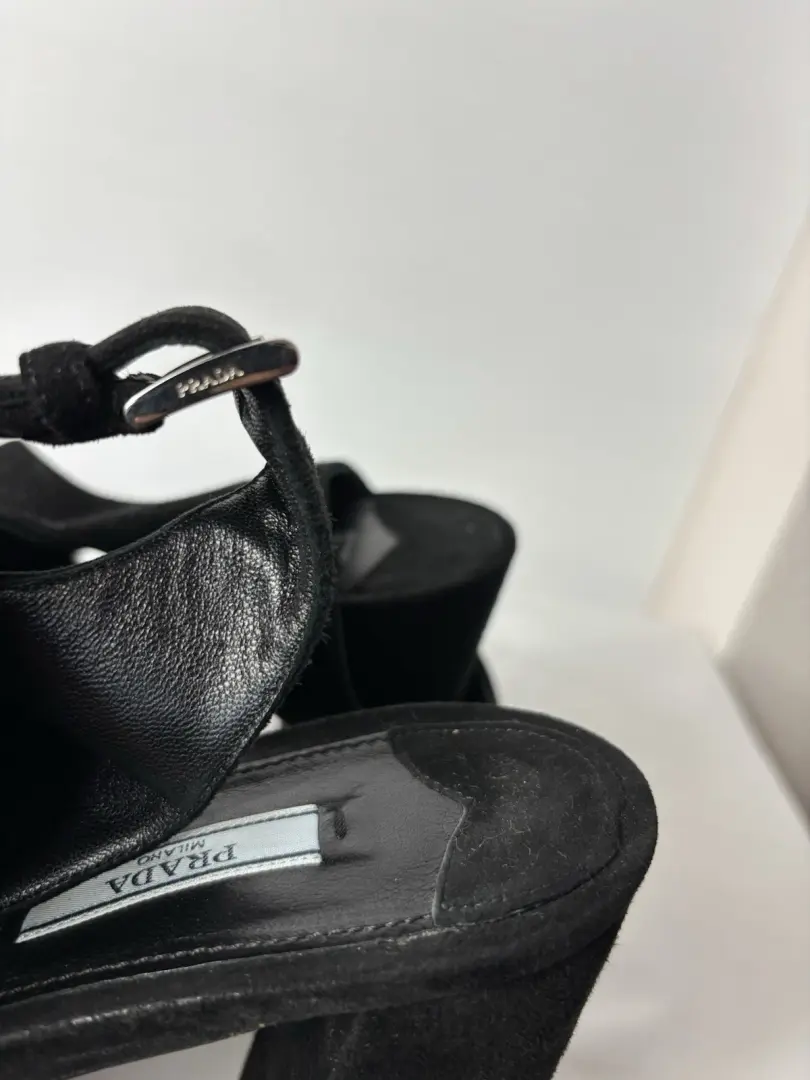 Prada 黑色麂皮绒厚底粗跟凉鞋露趾踝带复古外观 42-