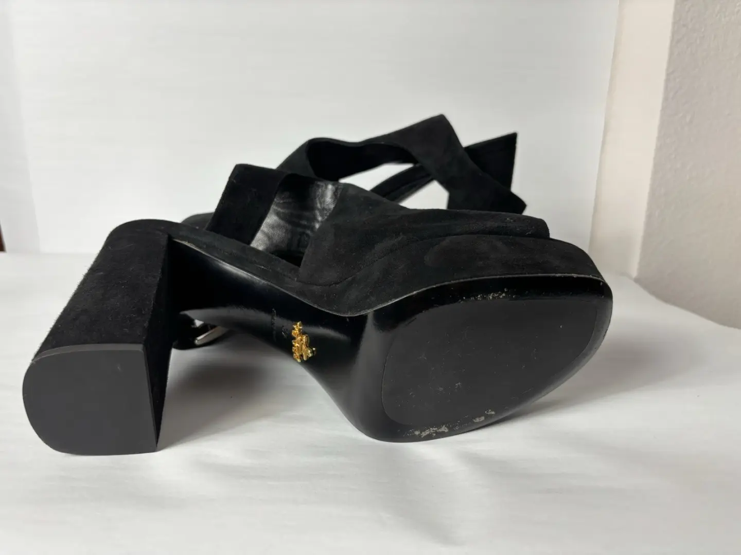 Prada 黑色麂皮绒厚底粗跟凉鞋露趾踝带复古外观 42-